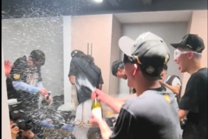 我们是冠军！孙铭徽在更衣室肆意开香槟庆祝夺冠