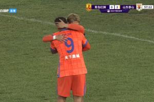 克雷桑和队友撞墙配合破门，山东泰山客场3-0领先青岛红狮