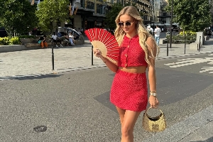 哈利今天为何如此生猛？原来是有美女女友抱抱鼓励