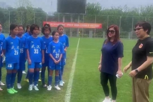 亚足联女子委员会主席坎亚和中国足球协会副主席孙雯探望小球员