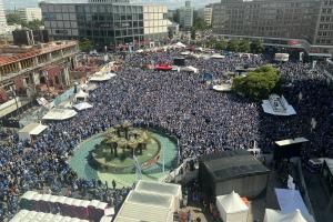 狂热数万名比勒费尔德球迷围聚柏林亚历山大广场，场面壮观