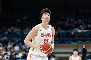 媒体人：上半场我们在篮板球上几乎是完全统治 下半场继续拼