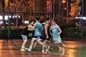 两百多斤大胖子翻身后仰大跳投，这怎么防？